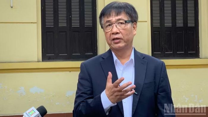 Giáo sư, Tiến sĩ Nguyễn Trọng Hoài trao đổi với phóng viên báo chí bên lề Hội thảo khoa học quốc gia “Đổi mới mô hình phát triển của Việt Nam đáp ứng yêu cầu phát triển” sáng 20/8, tại Hà Nội.