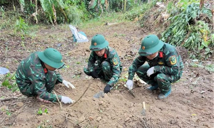 Đội 584 tiếp tục mở rộng phạm vi tìm kiếm. (Ảnh: Xuân Diện)