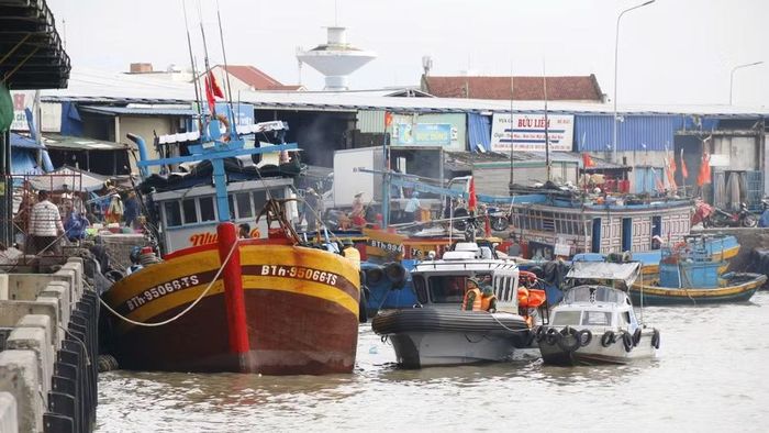 Lực lượng kiểm tra tàu trước khi xuất bến. (ẢNH: ĐỨC PHÚ)