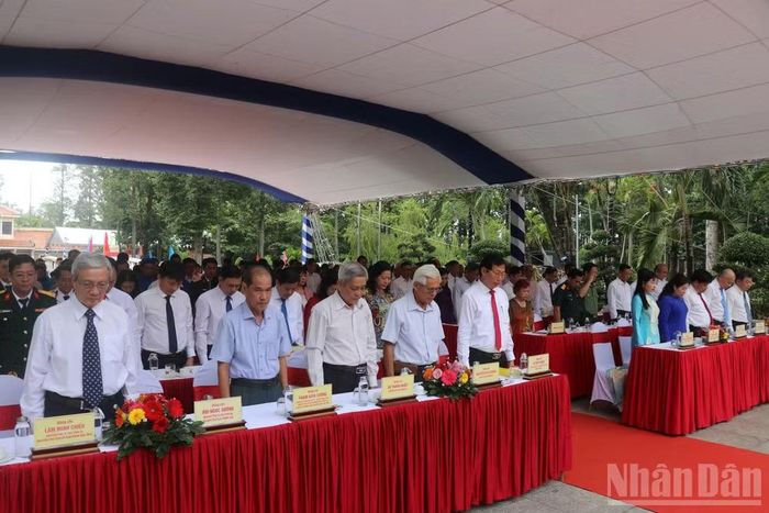 Các đại biểu mặc niệm tưởng nhớ Bác Tôn. Ảnh: Thanh Dũng
