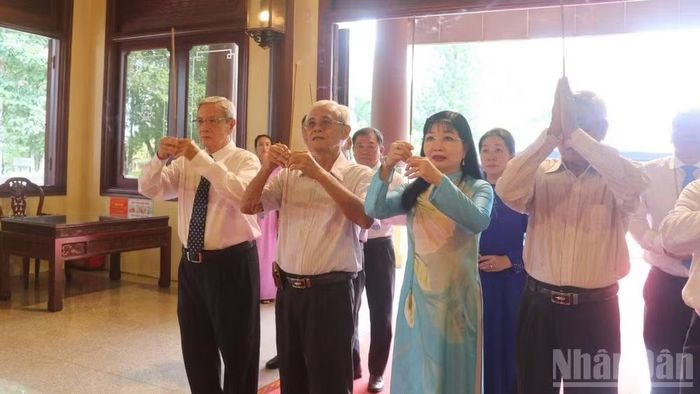 Đại biểu thành kính dâng hoa, dâng hương tưởng nhớ Bác Tôn. Ảnh: Thanh Dũng