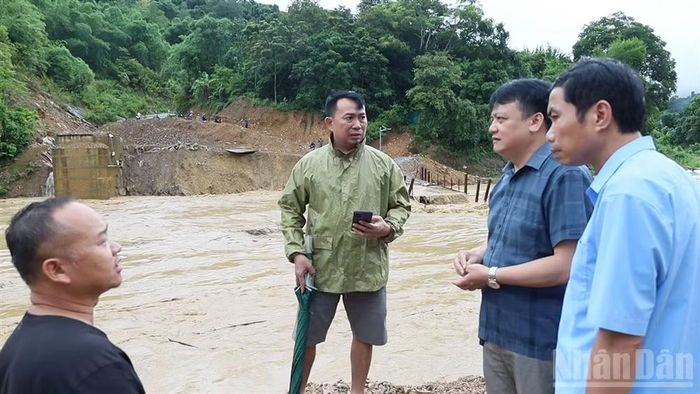  Cán bộ xã Yên Hòa kiểm tra mức độ thiệt hại. (Ảnh: CSCC) 