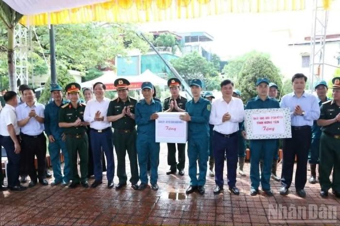 Đoàn công tác Quân khu 3 tặng quà lực lượng làm nhiệm vụ. (Ảnh: MAI TÚ)
