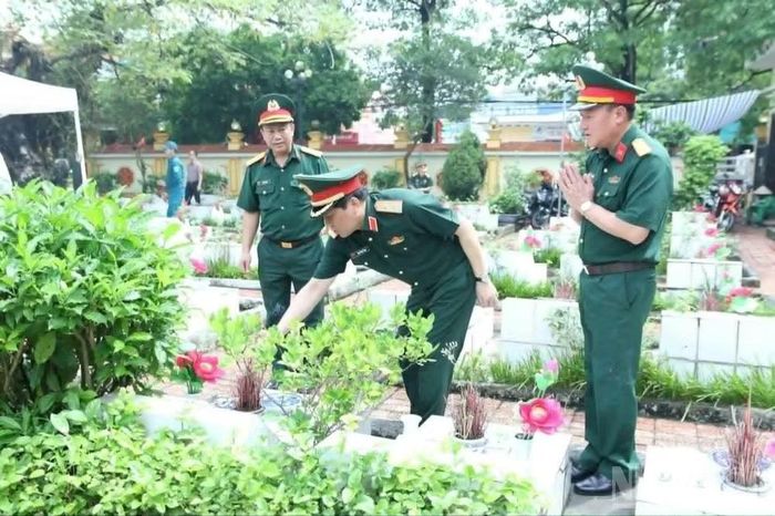 Trung tướng Nguyễn Đức Hưng, Ủy viên Trung ương Đảng, Chính ủy Quân khu 3 thắp hương tri ân các anh hùng liệt sĩ. (Ảnh: MAI TÚ)