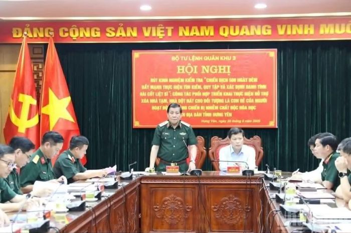 Trung tướng Nguyễn Đức Hưng, Ủy viên Trung ương Đảng, Chính ủy Quân khu 3 phát biểu tại buổi làm việc. (Ảnh: MAI TÚ)
