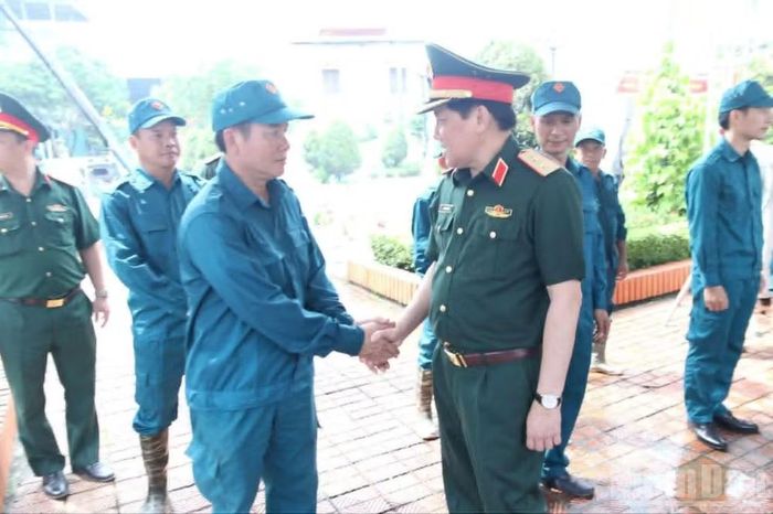 Trung tướng Nguyễn Đức Hưng, Ủy viên Trung ương Đảng, Chính ủy Quân khu 3 động viên lực lượng làm nhiệm vụ.