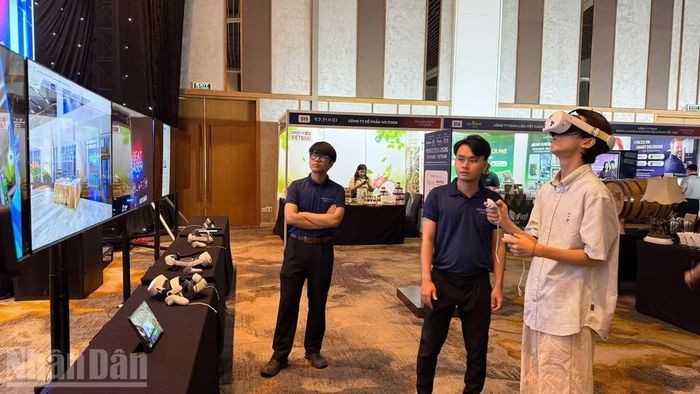 Người dân trải nghiệm công nghệ tại diễn đàn.