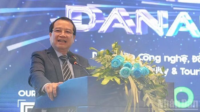 Phó Cục trưởng Cục Du lịch quốc gia Việt Nam Hà Văn Siêu phát biểu tại diễn đàn. (Ảnh: Công Vinh)