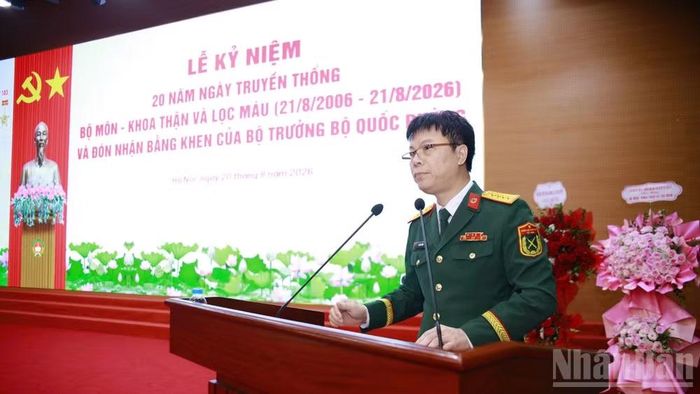 Đại tá, Phó Giáo sư, Tiến sĩ Lê Việt Thắng, Chủ nhiệm Bộ môn Thận và Lọc máu, Chủ nhiệm khoa Tuyển chọn, chuẩn bị, điều trị, Phó Giám đốc Trung tâm ghép tạng, Bệnh viện Quân y 103 trình bày diễn văn kỷ niệm. (Ảnh: TUẤN DŨNG)