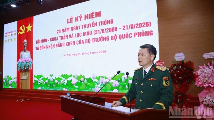 Thiếu tướng, Phó Giáo sư, Tiến sĩ Lường Công Thức, Giám đốc Bệnh viện Quân y 103 phát biểu tại lễ kỷ niệm. (Ảnh: TUẤN DŨNG)