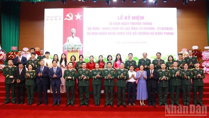 Các đại biểu chụp ảnh chung tại lễ kỷ niệm. (Ảnh: TUẤN DŨNG)