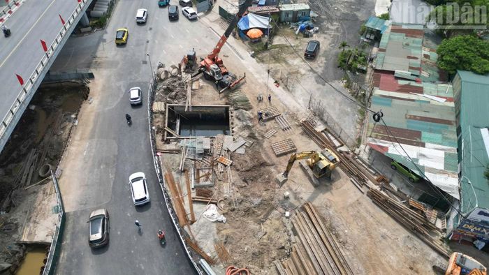 Cùng với hạng mục hầm chính, các đơn vị thi công đang xén hè, điều chỉnh dải phân cách giữa và mở rộng làn đường ở hai phía nút giao.