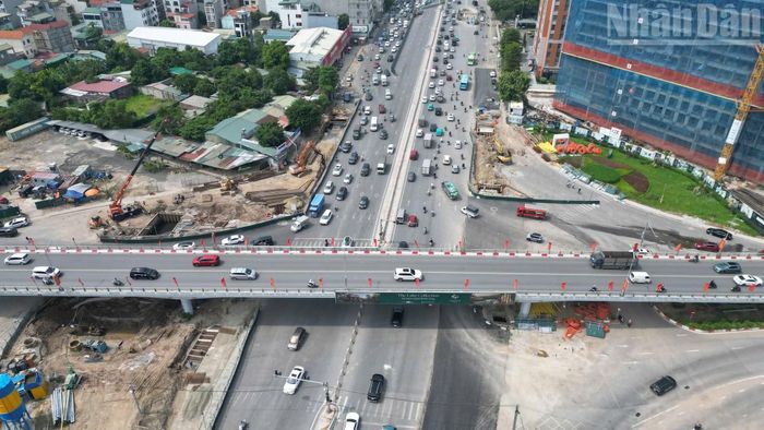 Hầm chui có tổng chiều dài khoảng 600m, quy mô 6 làn xe. Trong đó, đoạn hầm kín dài khoảng 100m, hầm hở khoảng 260m, phần tường chắn và gờ chắn bánh khoảng 240m.