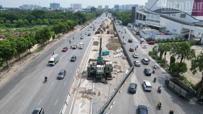 Công trình được tiếp nối với đường Đàm Quang Trung và đường dẫn đầu cầu Vĩnh Tuy, tạo hướng lưu thông trực tiếp qua khu vực nút giao. Tổng mức đầu tư dự án hơn 747 tỷ đồng.
