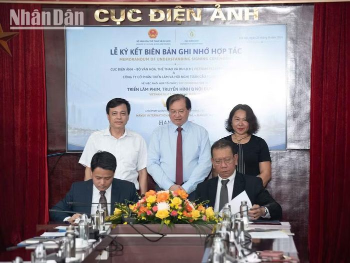 Lễ ký kết biên bản ghi nhớ hợp tác tổ chức "Thị trường Phim và Nội dung số Việt Nam" giữa Cục Điện ảnh và Công ty GloEx. (Ảnh: MINH DUY)