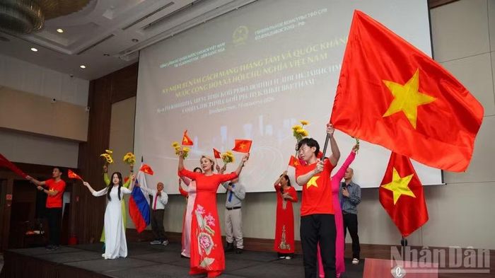 Tiết mục văn nghệ của cộng đồng người Việt Nam tại Vladivostok. (Ảnh: THANH THỂ)