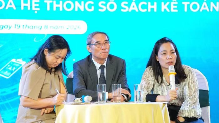 Các diễn giả trả lời câu hỏi của đại biểu. (Ảnh: KHÔI MINH)
