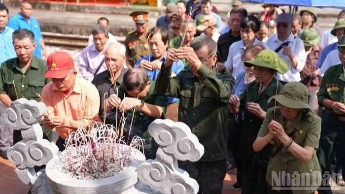 Những cựu thanh niên xung phong, thân nhân liệt sĩ dâng hương nhân 60 năm ngày "giỗ trận" ga Núi Gôi. (Ảnh: NHẬT MINH)