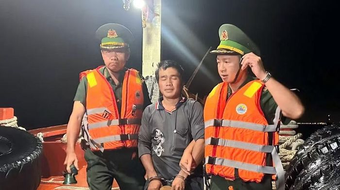 Đối tượng Võ Văn Vũ lúc bị bắt ở tàu cá. (Ảnh: LÊ ĐÌNH THÌN)