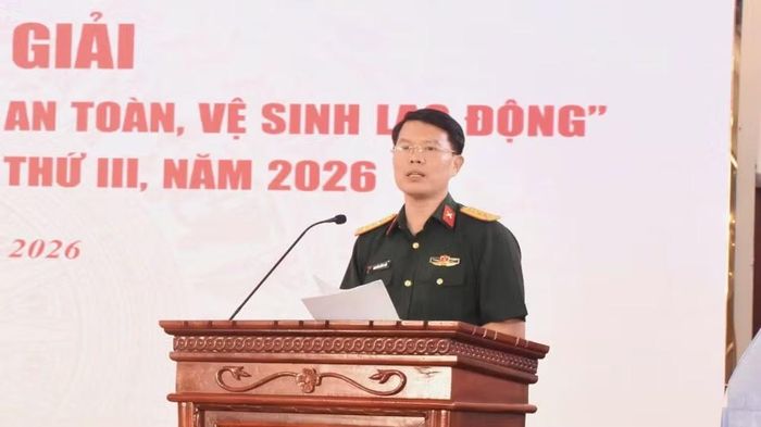 Đại tá Nguyễn Hồng Lợi, Trưởng ban Công đoàn Quân đội báo cáo kết quả cuộc thi. (Ảnh: KIM ANH)