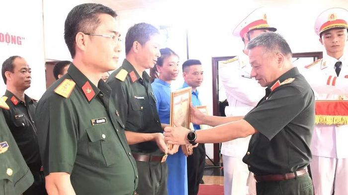 Thượng tướng Lê Quang Minh trao Bằng khen tặng các cá nhân đạt giải Xuất sắc, Nhất, Nhì. (Ảnh: KIM ANH)