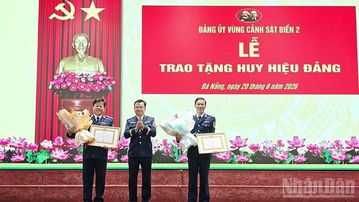 Đại tá Lê Huy, Bí thư Đảng ủy, Chính ủy Vùng Cảnh sát biển 2 trao tặng Huy hiệu Đảng cho Thiếu tướng Trần Quang Tuấn, Phó Bí thư Đảng ủy, Tư lệnh Vùng và Đại tá Trần Hồng Quế, Ủy viên Ban Thường vụ Đảng ủy, Phó Chính ủy Bộ Tư lệnh Vùng. (Ảnh: Vùng Cảnh sát biển 2)