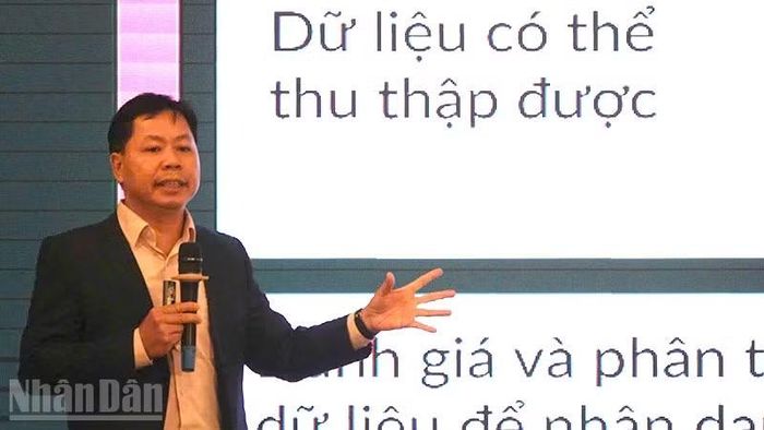 Tiến sĩ Lê Xuân Thịnh, Giám đốc Công ty Trách nhiệm hữu hạn Trung tâm Sản xuất sạch hơn Việt Nam trình bày nội dung bài giảng trong buổi tập huấn.