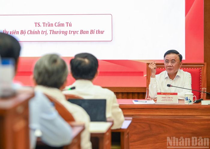 Thường trực Ban Bí thư Trần Cẩm Tú trao đổi cùng học viên tại lớp học.