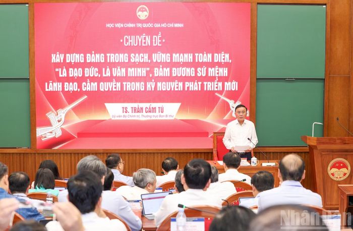 Thường trực Ban Bí thư Trần Cẩm Tú truyền đạt Chuyên đề “Xây dựng Đảng trong sạch, vững mạnh toàn diện, 'là đạo đức, là văn minh' đảm đương sứ mệnh lãnh đạo, cầm quyền trong kỷ nguyên phát triển mới” với các học viên Lớp bồi dưỡng, cập nhật kiến thức đối với Ủy viên Ban Chấp hành Trung ương Đảng khóa XIV (Lớp thứ nhất).