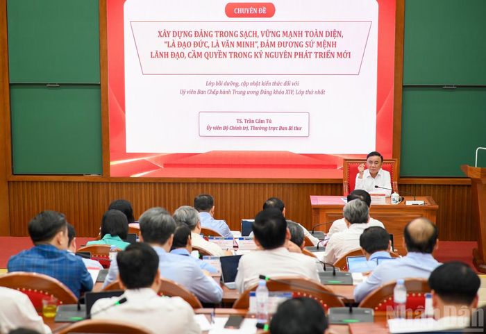 Thường trực Ban Bí thư Trần Cẩm Tú trao đổi cùng học viên tại lớp học.