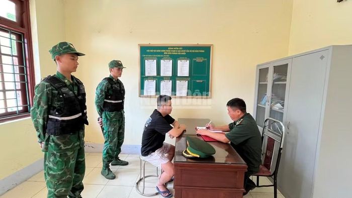 Bộ đội Biên phòng cửa khẩu quốc tế Lào Cai lấy lời khai đối tượng.