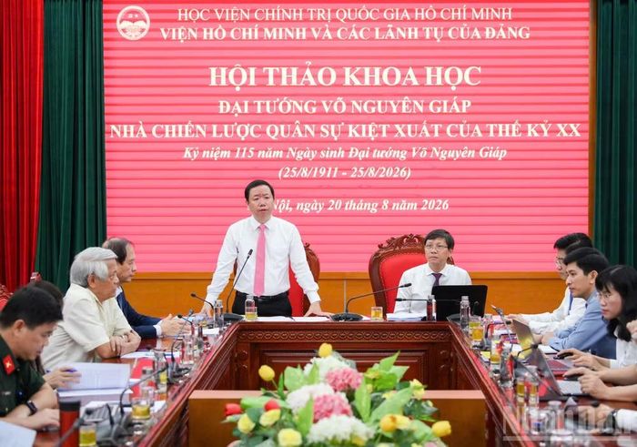 Tiến sĩ Đinh Ngọc Quý, Phó Viện trưởng Viện Hồ Chí Minh và các lãnh tụ của Đảng điều hành phần tham luận tại hội thảo. (Ảnh: THẾ ĐẠI)