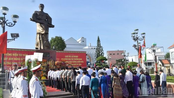 Lãnh đạo Trung ương và địa phương viếng tượng đài Anh hùng dân tộc Trương Định tại phường Gò Công (tỉnh Đồng Tháp).