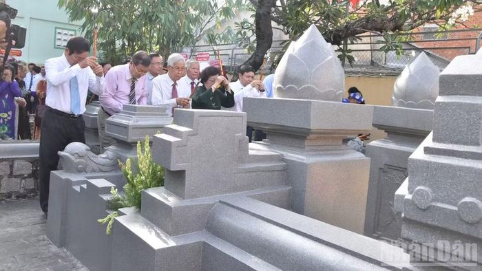 Lãnh đạo tỉnh Đồng Tháp viếng mộ Anh hùng dân tộc Trương Định.