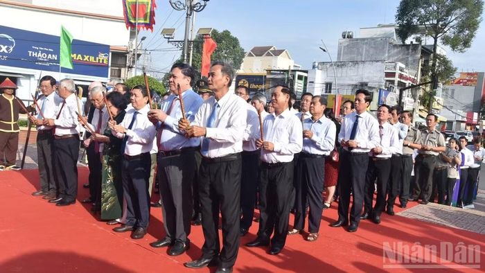 Lãnh đạo tỉnh Đồng Tháp và nguyên lãnh đạo tỉnh Đồng Tháp qua các thời kỳ thắp hương tại tượng đài Anh hùng dân tộc Trương Định.