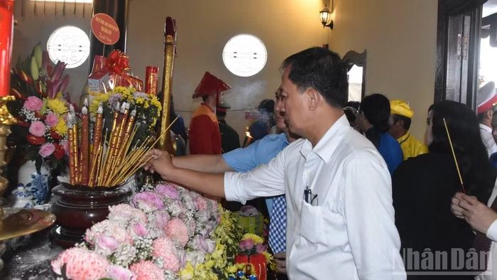 Cán bộ, nhân dân thắp hương tưởng niệm 162 năm Ngày Anh hùng dân tộc Trương Định tuẫn tiết.