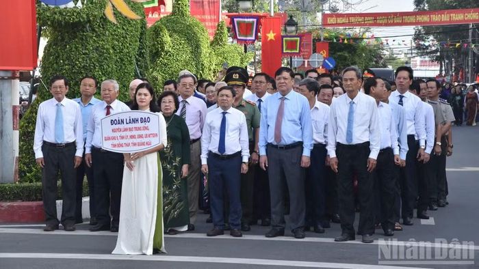 Lãnh đạo tỉnh Đồng Tháp chuẩn bị dâng hương tại tượng đài Anh hùng dân tộc Trương Định.