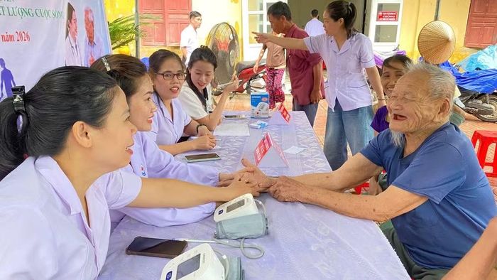 Người dân xã Hương Phố được tư vấn tận tình, khám sức khỏe miễn phí tại chương trình.