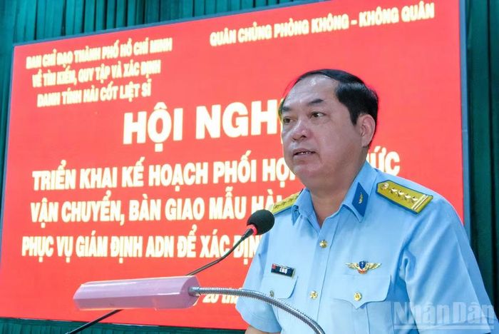  Đại tá Lê Văn Hợi, Chính ủy Sư đoàn Không quân 370 thông tin tại hội nghị. 