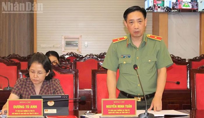 Phát biểu tại cuộc họp, đồng chí Thiếu tướng Nguyễn Minh Tuấn, Giám đốc Công an tỉnh Sơn La đề nghị các xã nên điện thoại trực tiếp nếu có doanh nghiệp hay cá nhân đưa ra các mối quan hệ để gây sức ép cho cơ sở. (Ảnh: QUỐC TUẤN)