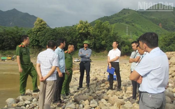 Đoàn liên ngành làm việc với đại diện của Công ty trách nhiệm hữu hạn Tài nguyên và Khoáng sản Thăng Long-Hà Nội. (Ảnh: QUỐC TUẤN)