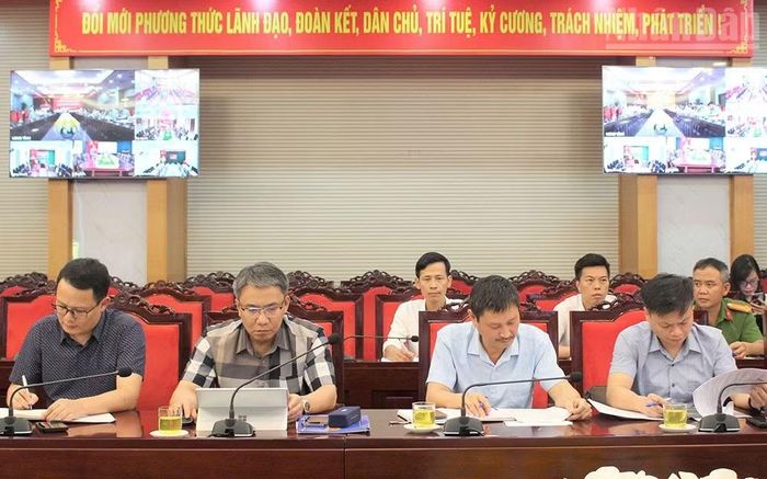 Dự họp trực tiếp có các đồng chí Bí thư, Chủ tịch các xã Mường Là, Mường Bú, Tạ Khoa. (Ảnh: QUỐC TUẤN)