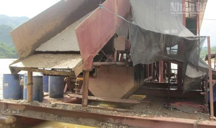 Hệ thống sàng, các thùng nhiên liệu và một phần máy móc của chiếc tàu cuốc tại thời điểm kiểm tra. (Ảnh: QUỐC TUẤN)