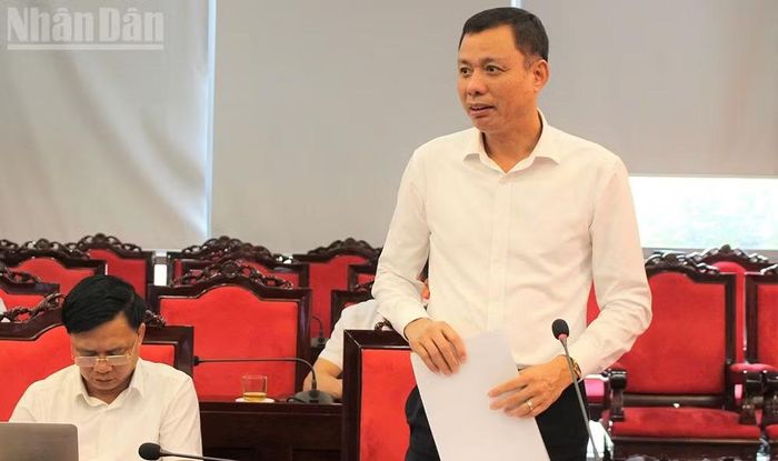 Phát biểu tại cuộc họp, đồng chí Nguyễn Thành Công, Phó Chủ tịch Ủy ban nhân dân tỉnh Sơn La yêu cầu Sở Nông nghiệp và Môi trường rà soát lại toàn bộ quy trình cấp phép và bàn giao mốc giới cho Công ty trách nhiệm hữu hạn Tài nguyên và Khoáng sản Thăng Long-Hà Nội. (Ảnh: QUỐC TUẤN)
