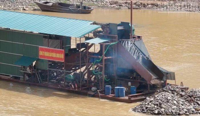 Theo phản ánh của cán bộ và người dân, hoạt động khai thác khoáng sản của chiếc tàu cuốc diễn ra cả ngày và đêm. (Ảnh: QUỐC TUẤN)