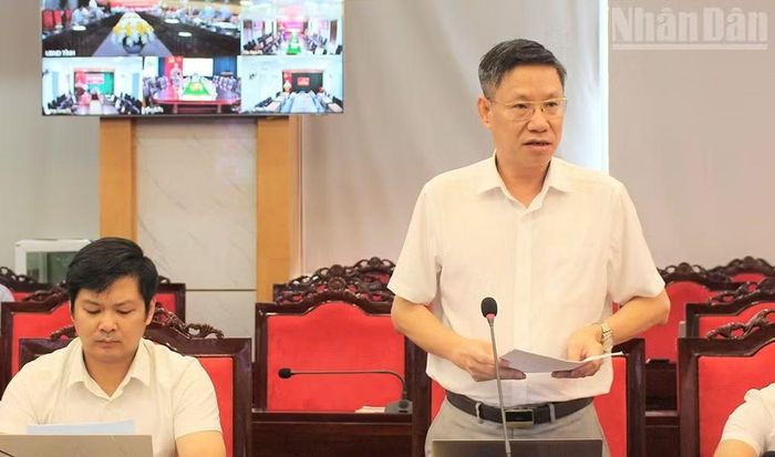 Lãnh đạo Sở Nông nghiệp và Môi trường báo cáo kết quả kiểm tra, xử lý vi phạm khai thác khoáng sản ngoài phạm vi được cấp phép tại khu vực xã Mường La, Mường Bú. (Ảnh: QUỐC TUẤN)