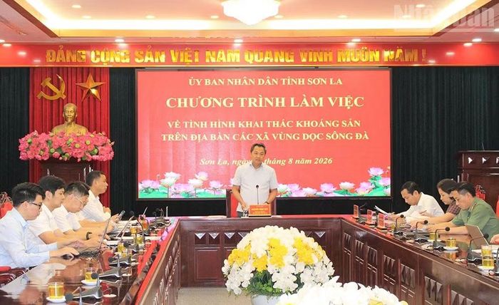 Đồng chí Nguyễn Đình Việt, Chủ tịch Ủy ban nhân dân tỉnh Sơn La chủ trì cuộc làm việc. (Ảnh: QUỐC TUẤN)