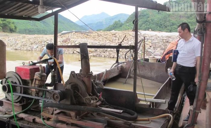 Đoàn liên ngành kiểm tra trực tiếp một chiếc tàu đang có hoạt động hút cát tại thời điểm kiểm tra. (Ảnh: QUỐC TUẤN)