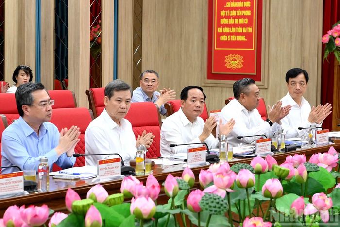 Các đồng chí lãnh đạo Đảng, Nhà nước và các đại biểu tham dự cuộc làm việc.