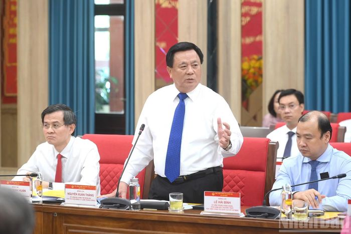 Đồng chí Nguyễn Xuân Thắng, Chủ tịch Hội đồng Lý luận Trung ương phát biểu tại cuộc làm việc.